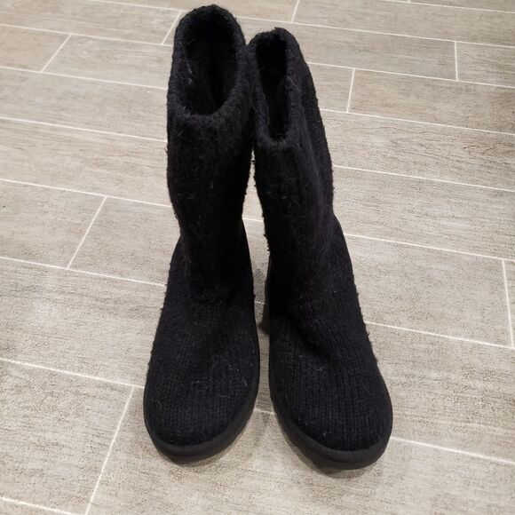 UGG Capra Ribbed Knit Shearling Lined Boot - Picture 3 of 11